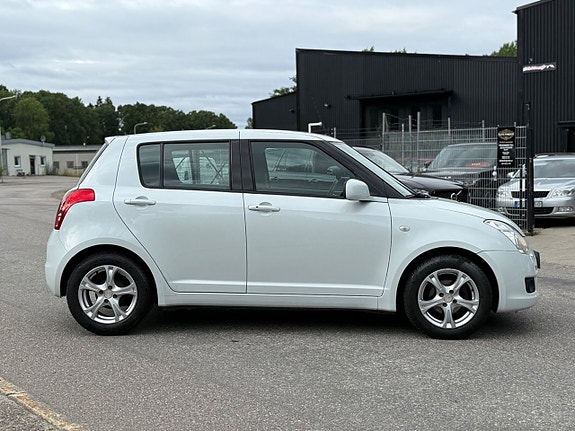 Suzuki Swift 2 of 5