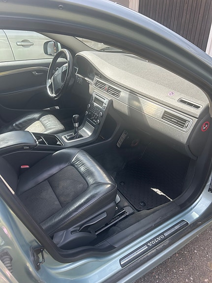 Volvo V70 4 of 5