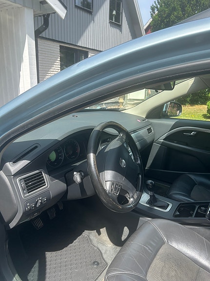 Volvo V70 3 of 5