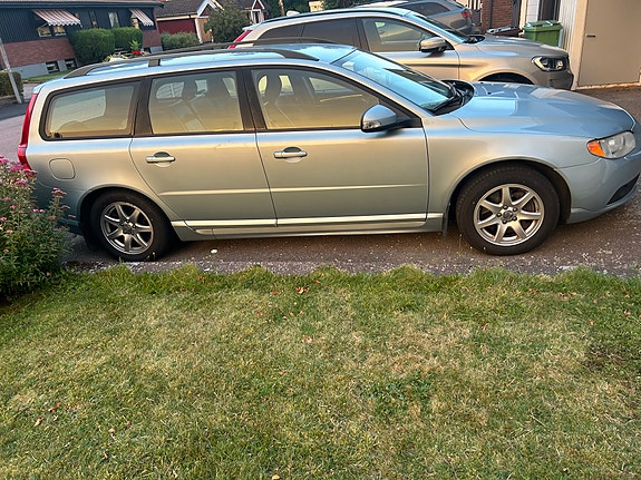 Volvo V70 2 of 5