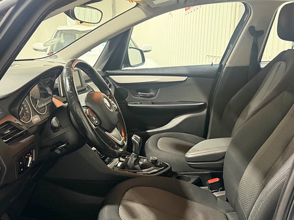 BMW 216d 9 of 14
