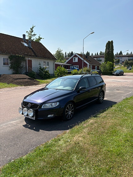 Volvo V70 2 of 5