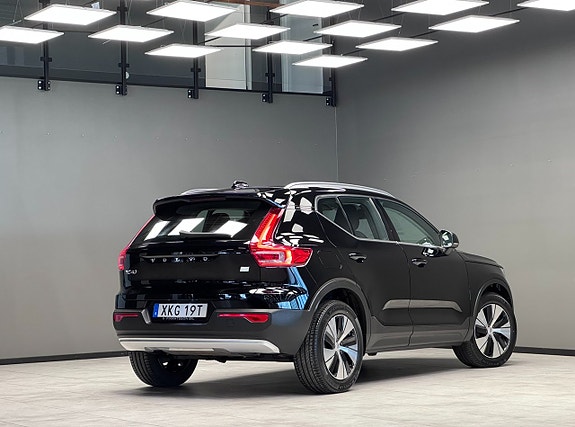 Volvo XC40 2 of 5