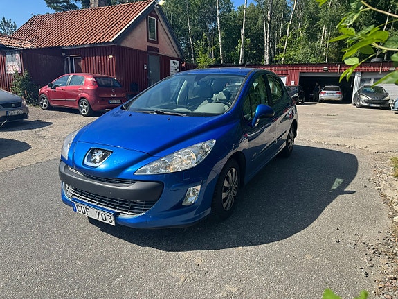 Peugeot 308 2 of 5