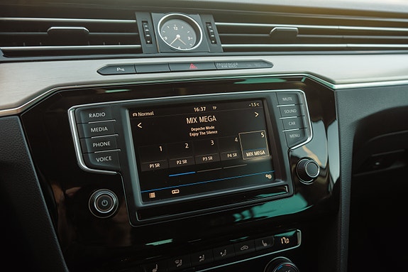 Volkswagen Passat 11 of 12
