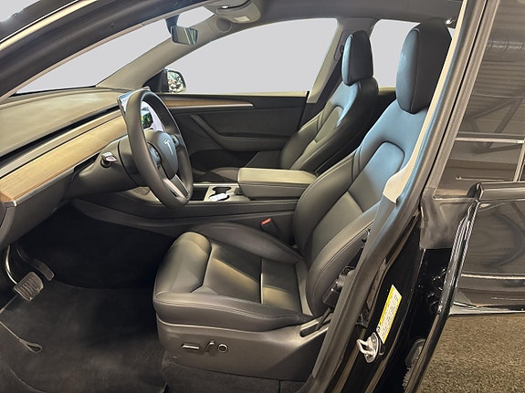 Tesla Model Y 8 of 19