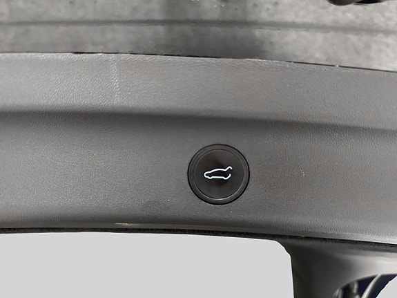 Tesla Model Y 15 of 19