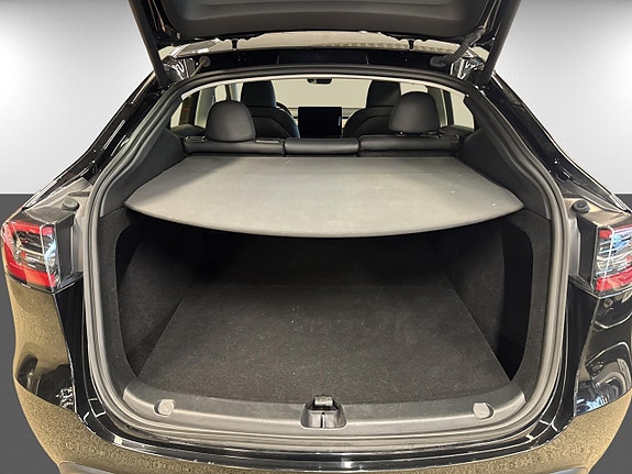Tesla Model Y 14 of 19