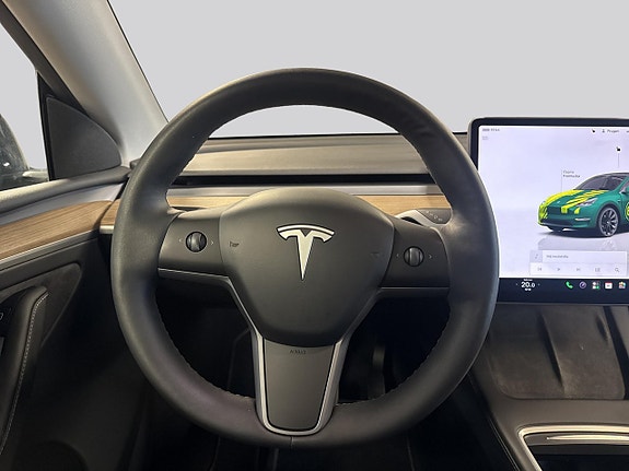 Tesla Model Y 16 of 19