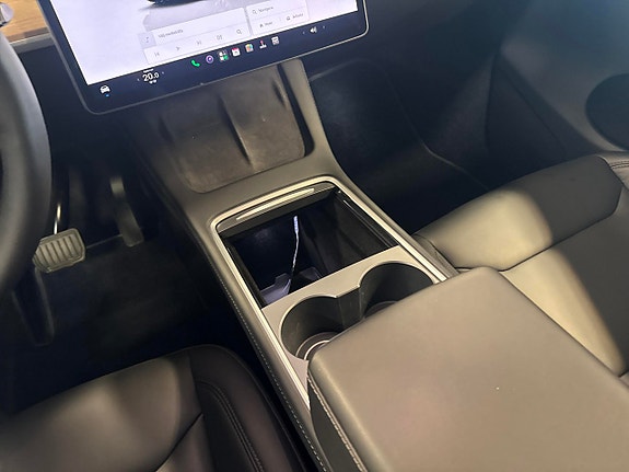 Tesla Model Y 12 of 19