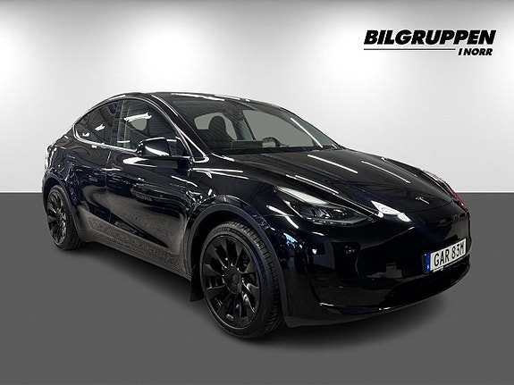 Tesla Model Y 3 of 19