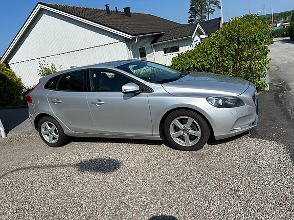 Volvo V40 2 of 5