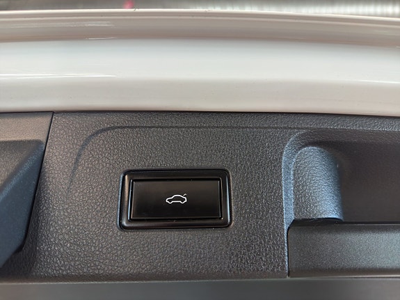 Volkswagen Passat Alltrack 23 of 26