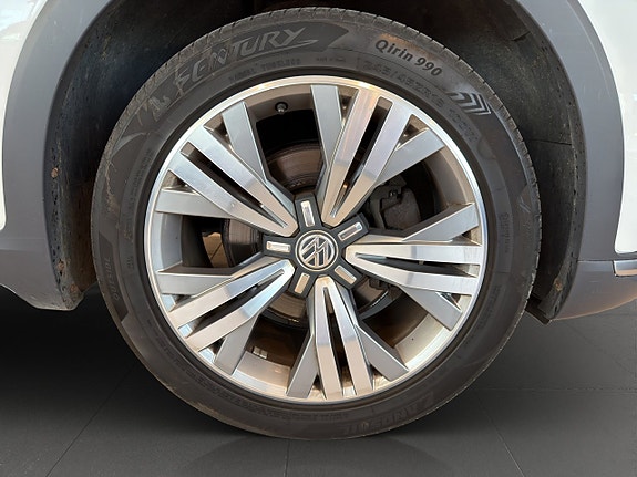 Volkswagen Passat Alltrack 8 of 26