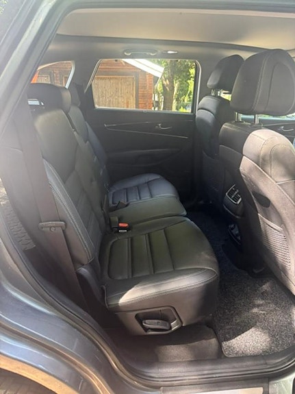 Kia Sorento 3 of 5