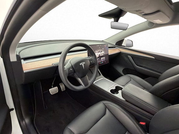 Tesla Model Y 12 of 30