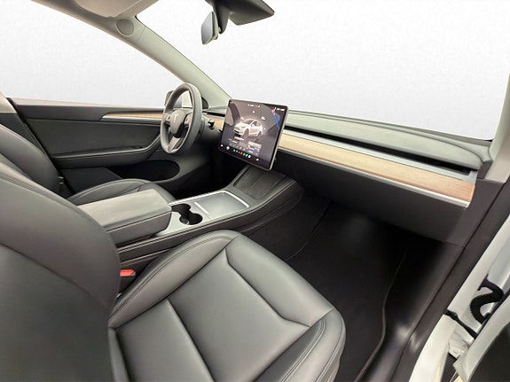 Tesla Model Y 16 of 30