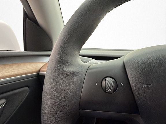 Tesla Model Y 19 of 30