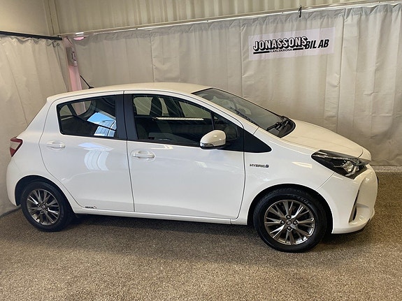 Toyota Yaris 3 of 5