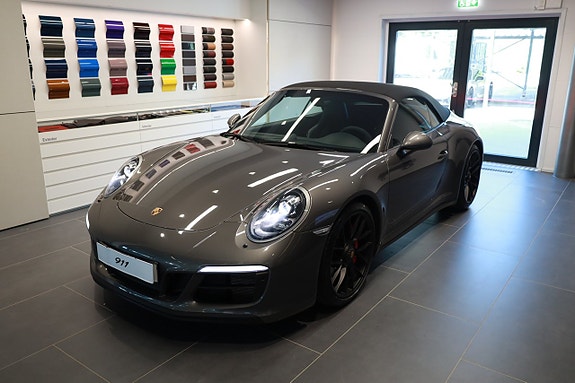 Porsche 911 Carrera 4 GTS 3 of 5