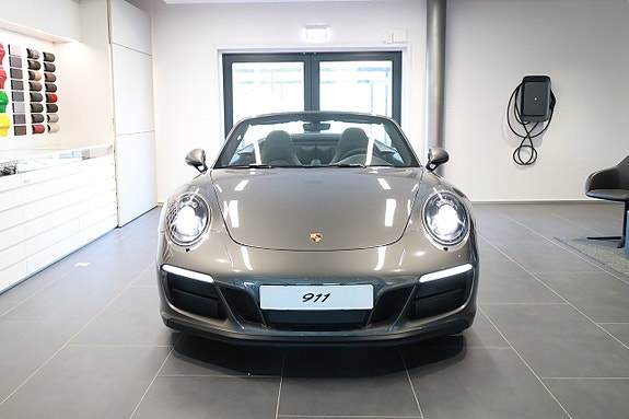 Porsche 911 Carrera 4 GTS 4 of 5