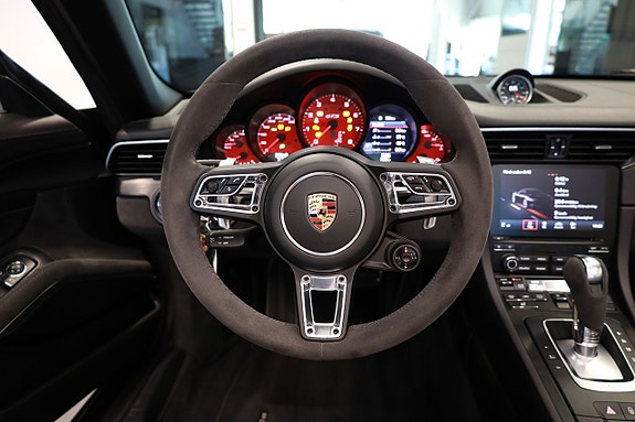 Porsche 911 Carrera 4 GTS 17 of 25
