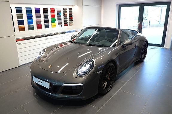Porsche 911 Carrera 4 GTS 2 of 5