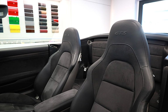 Porsche 911 Carrera 4 GTS 16 of 25