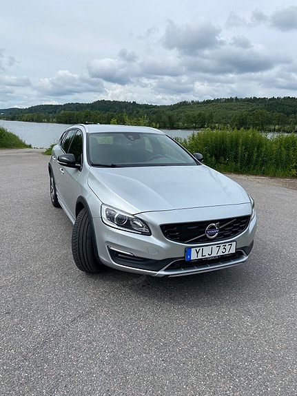 Volvo V60 Cross Country 3 of 5