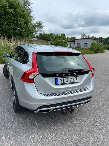 Volvo V60 Cross Country 2 of 5