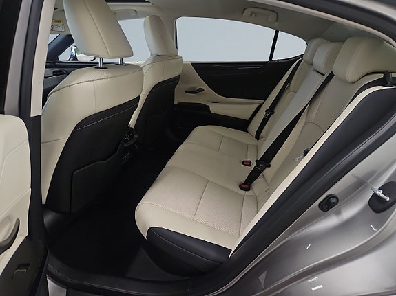 Lexus ES300h 13 of 24