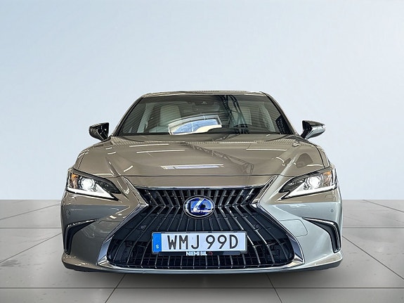 Lexus ES300h 2 of 24