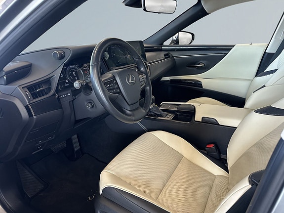 Lexus ES300h 7 of 24