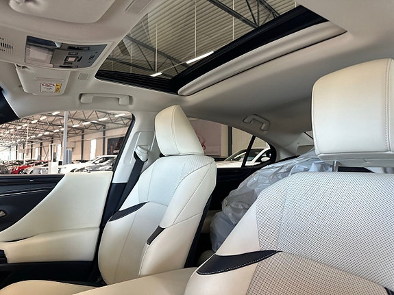 Lexus ES300h 17 of 24