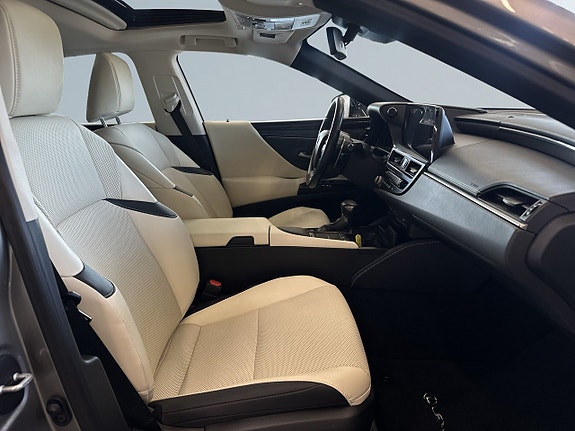 Lexus ES300h 10 of 24