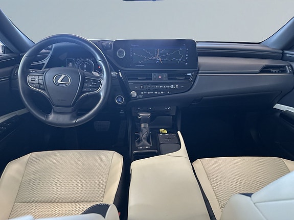 Lexus ES300h 8 of 24