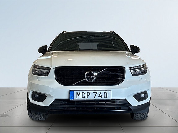 Volvo XC40 2 of 5