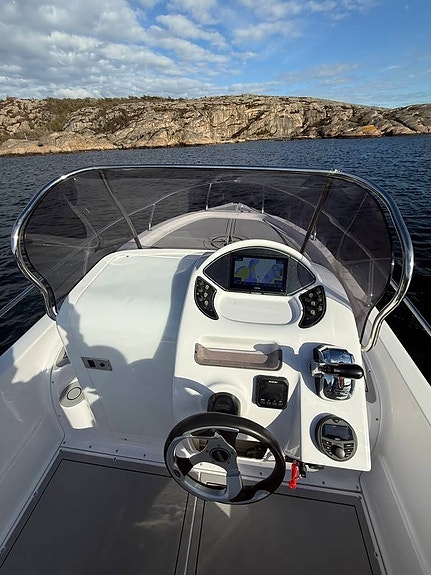 Ranieri Shadow 23 – Helt oanvänd - Suzuki DF250APX 9 of 12