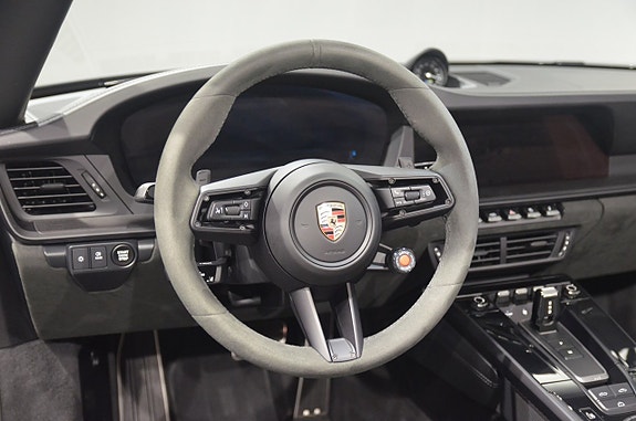 Porsche 911 Carrera 4 GTS 13 of 16