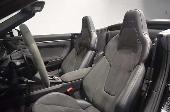 Porsche 911 Carrera 4 GTS 11 of 16