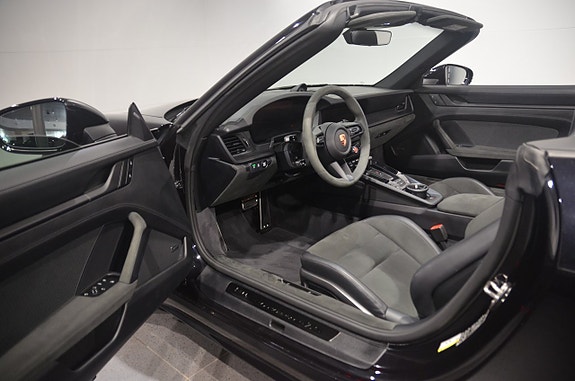 Porsche 911 Carrera 4 GTS 9 of 16