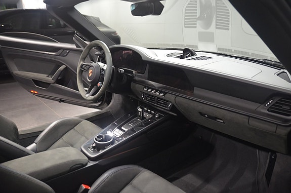 Porsche 911 Carrera 4 GTS 12 of 16