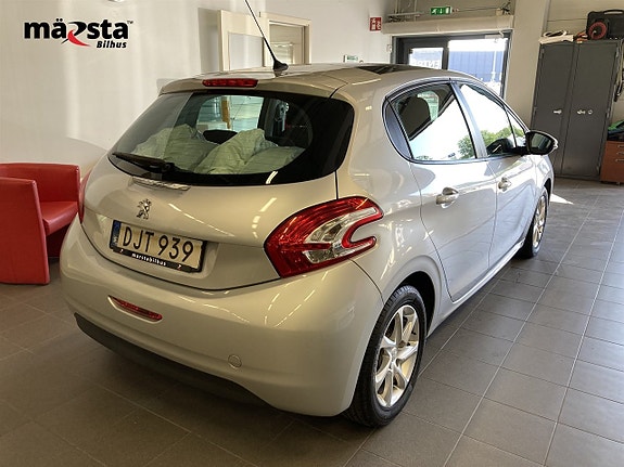 Peugeot 208 3 of 5