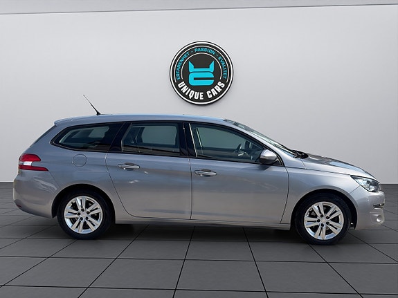 Peugeot 308 SW 2 of 5