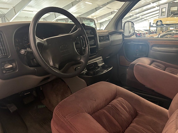 Chevrolet Express G1500 14 of 18