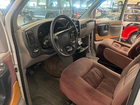Chevrolet Express G1500 10 of 18