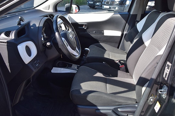Toyota Yaris 8 of 21