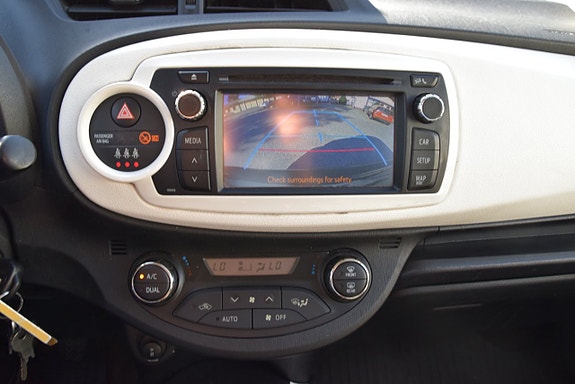 Toyota Yaris 12 of 21