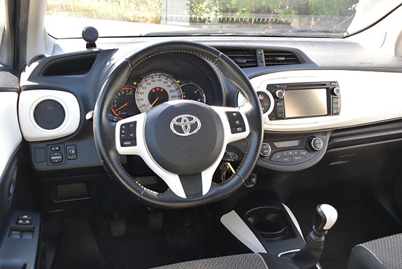 Toyota Yaris 7 of 21