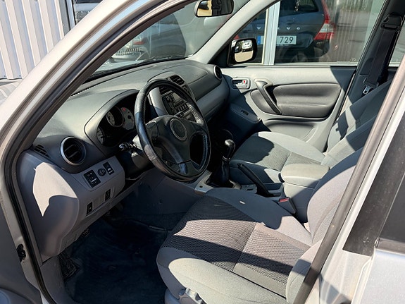 Toyota RAV4 8 of 9
